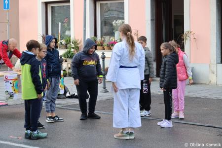 Otroci kamniških šol in vrtcev rajali na Glavnem trgu in se učili o trajnostni mobilnosti (6)
